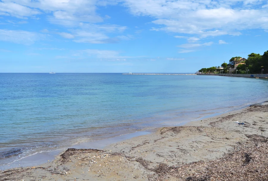 Spokojne morze przy Marineta Cassiana w Dénia