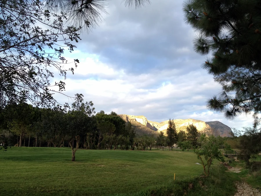 Pole La Sella Golf z masywem Montgó w tle