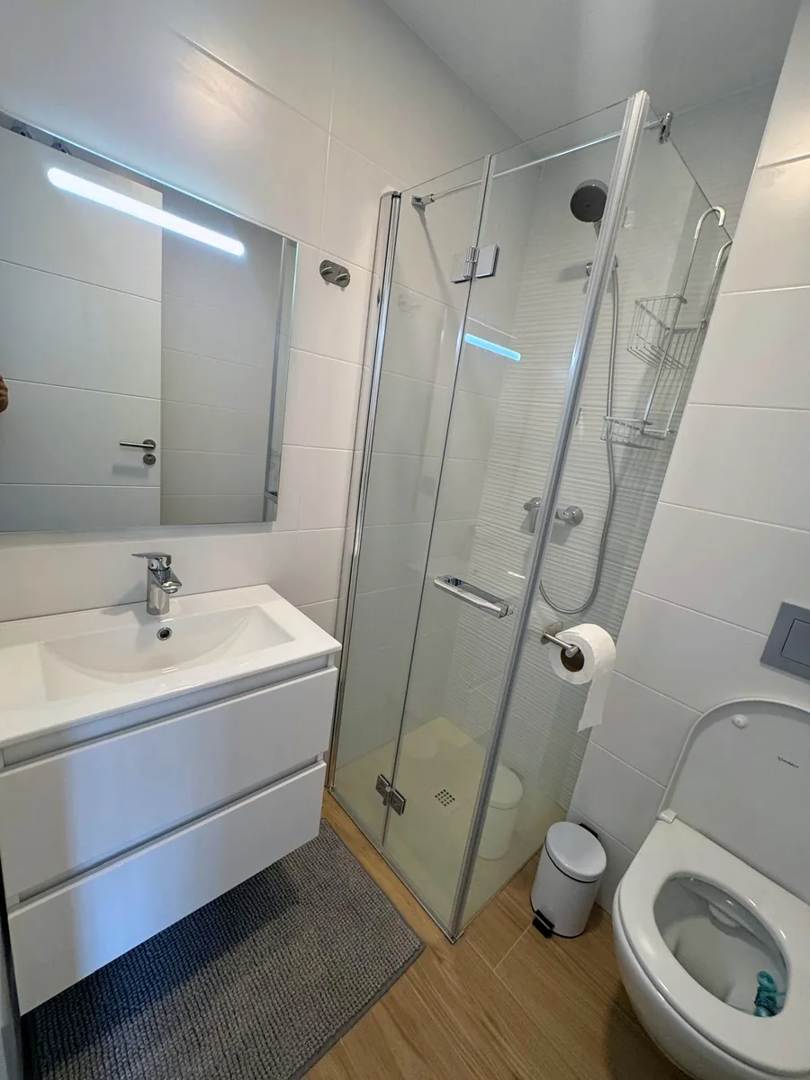 Apartament D: łazienka z prysznicem