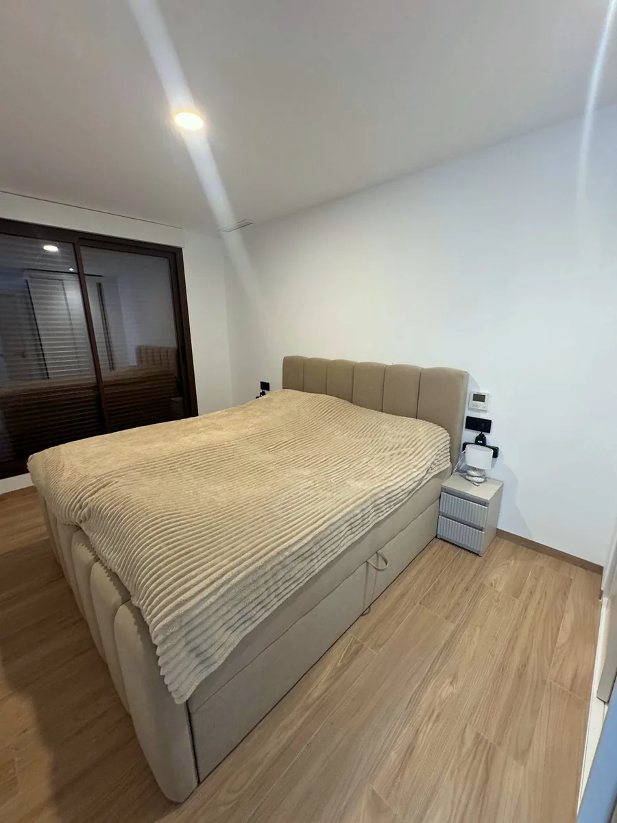 Apartament D: sypialnia z podwójnym łóżkiem