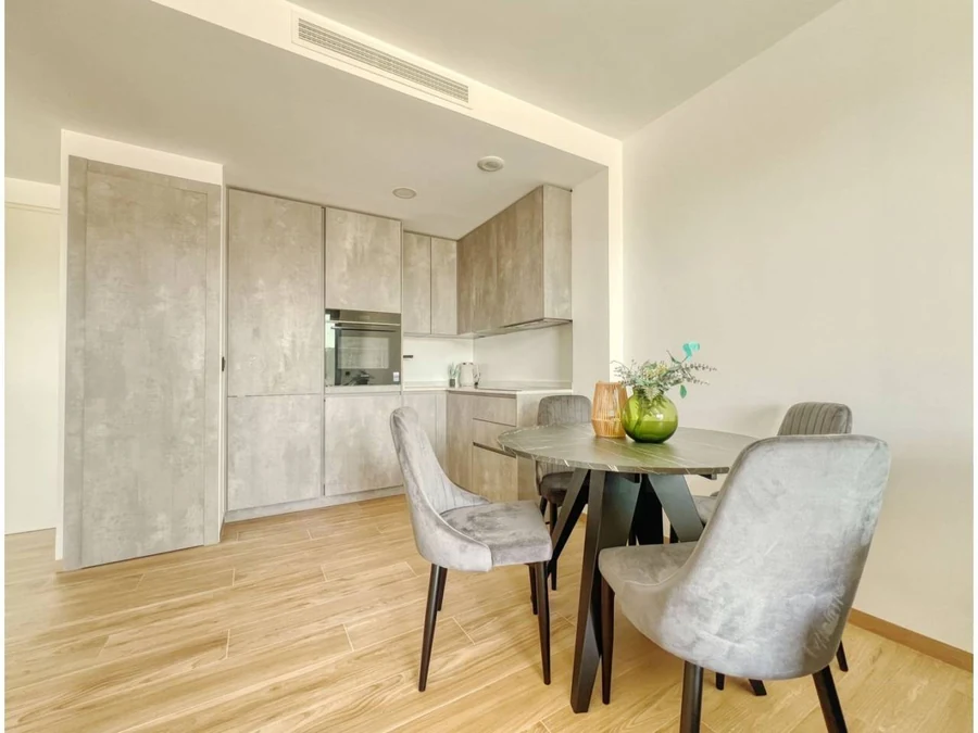 Apartament F: kuchnia i stół w części dziennej