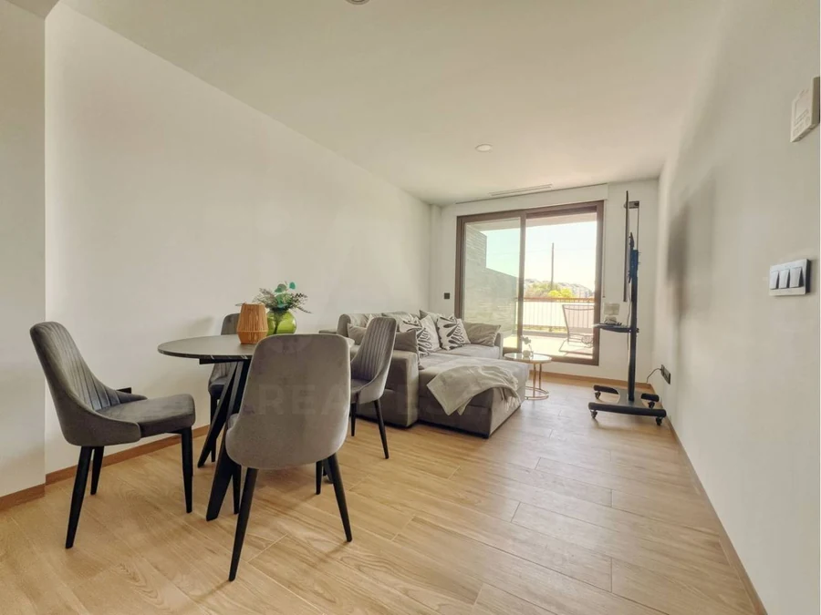 Apartament F: salon z wyjściem na taras