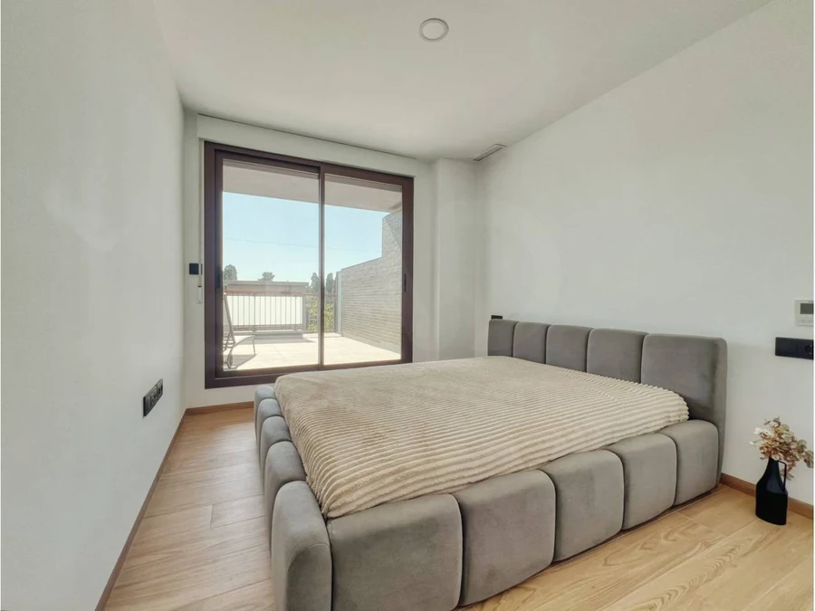 Apartament F: sypialnia z dużym przeszkleniem