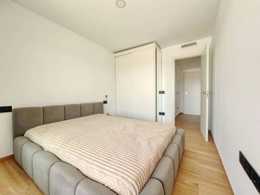 Apartament F: sypialnia i szafa