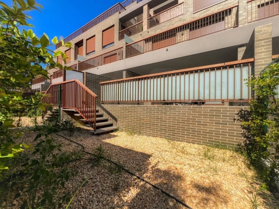 Apartament F: ogród i schody na taras